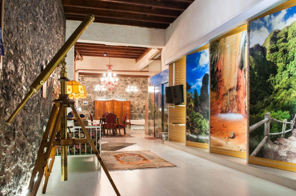 サンタ・クルス・デ・ラ・パルマにあるCasa Ameliaの壁画と三脚の部屋