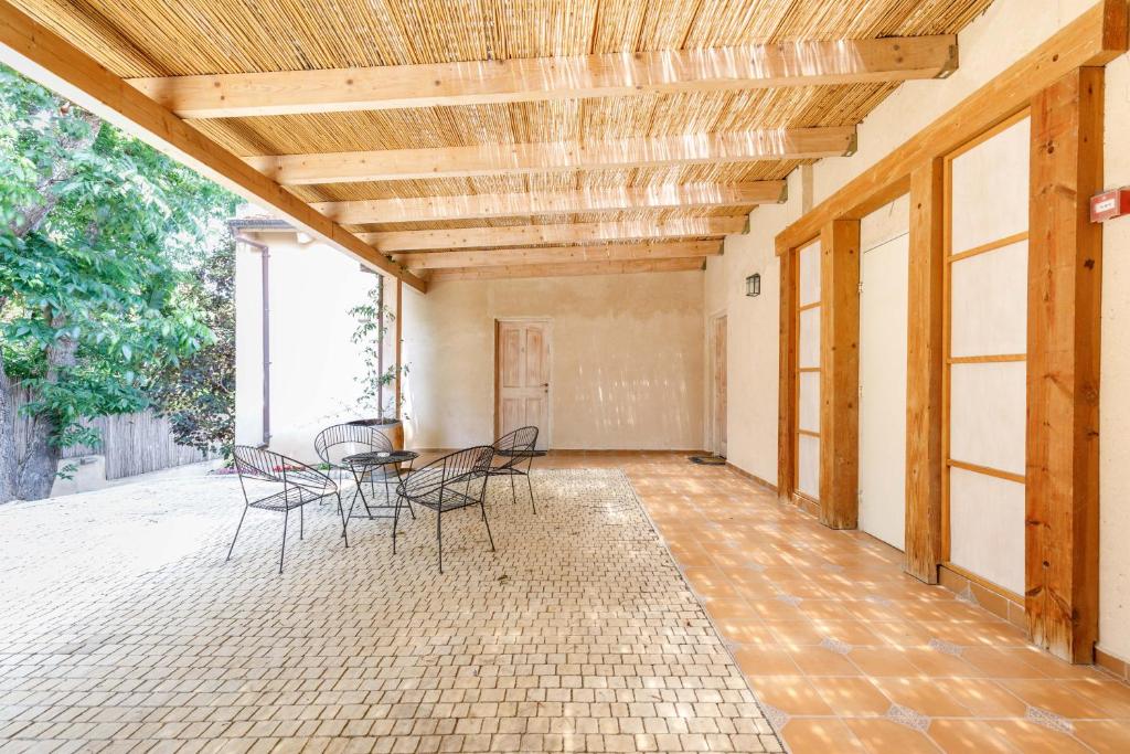 Patio nebo venkovní prostory v ubytování Smadar Inn