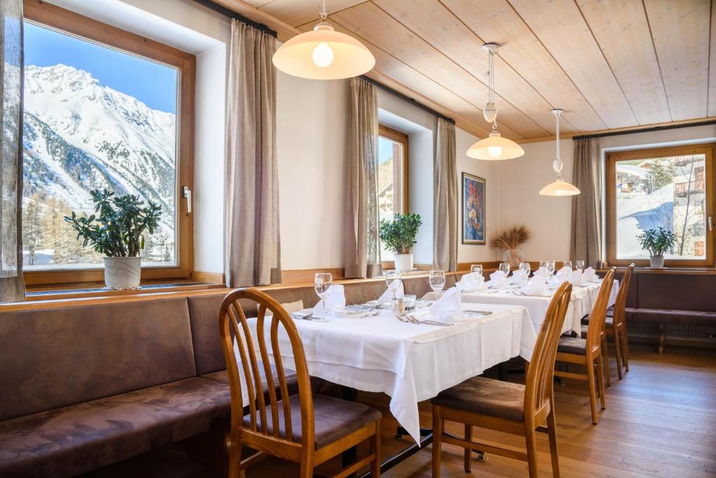 Nespecifikovaný výhled na hory nebo výhled na hory při pohledu z hotelu