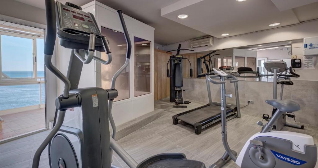 Fitness centrum a/nebo fitness zařízení v ubytování Hotel Rosamar Maxim 4*- Adults Only