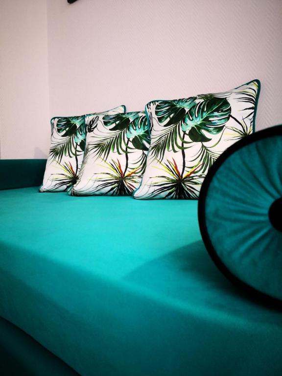 Giường trong phòng chung tại Loraia Design Rooms