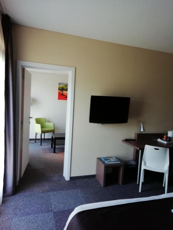 TV a/nebo společenská místnost v ubytování Hotel-Restaurant Horizon Ath-Lessines