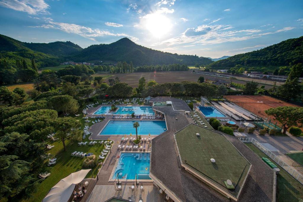 Nespecifikovaný výhled na hory nebo výhled na hory při pohledu z hotelu