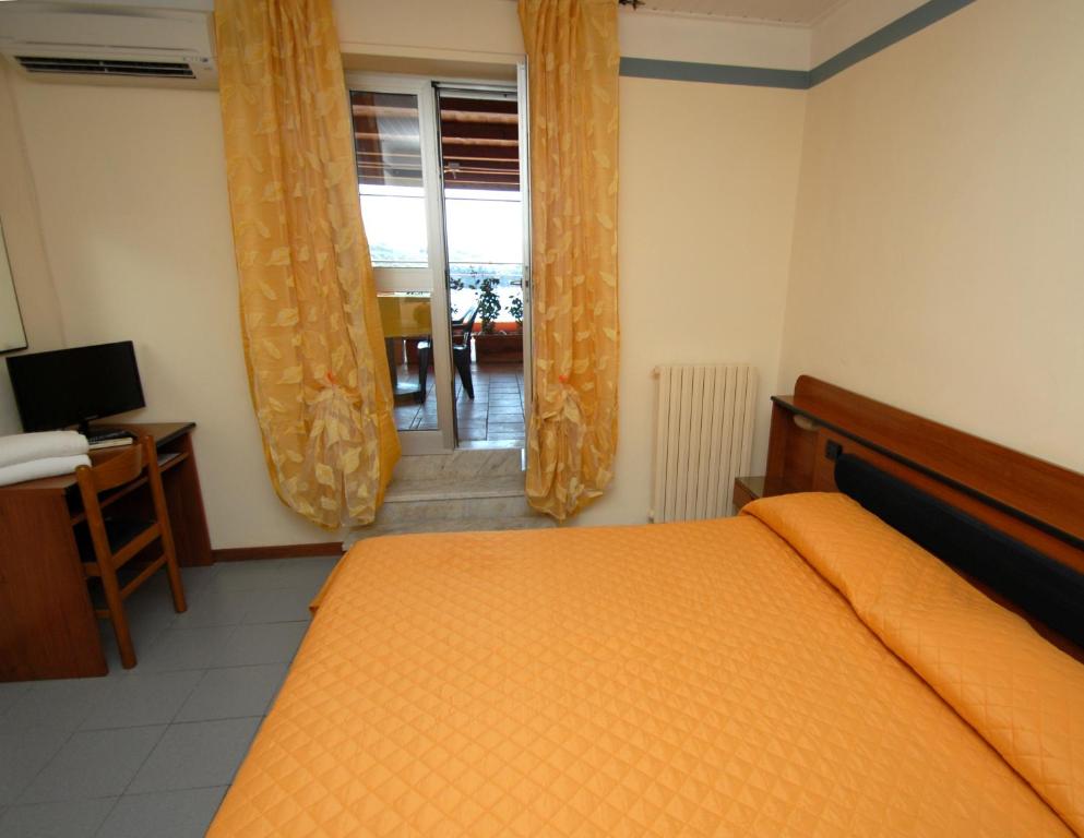 Postel nebo postele na pokoji v ubytování Hotel Baia Del Sorriso