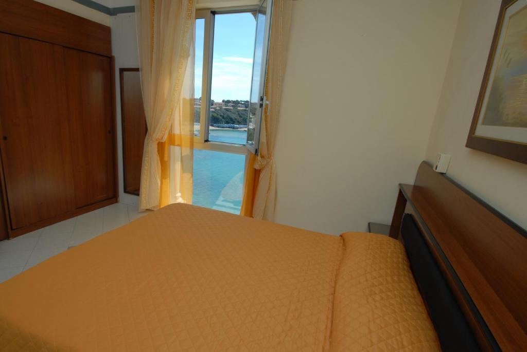 Postel nebo postele na pokoji v ubytování Hotel Baia Del Sorriso