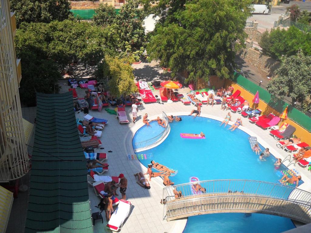 an overhead view of a swimming pool at a resort at Rose Garden Apart Hotel in Alanya