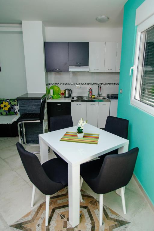 Kuchyň nebo kuchyňský kout v ubytování Apartmani Mozaici