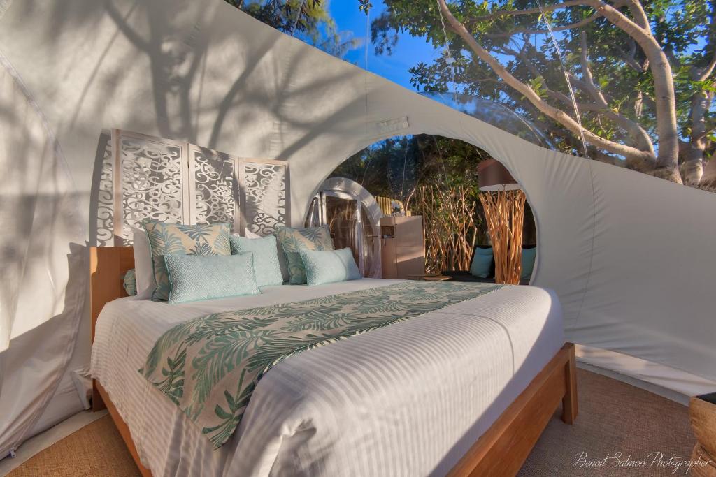 Postel nebo postele na pokoji v ubytování Bubble Lodge Ile aux Cerfs Island