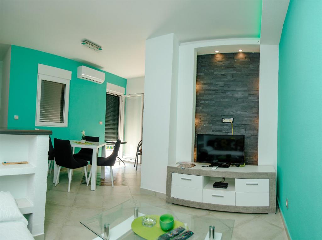 TV a/nebo společenská místnost v ubytování Apartmani Mozaici