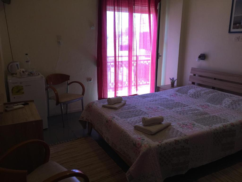 Postel nebo postele na pokoji v ubytování Platanos Rooms
