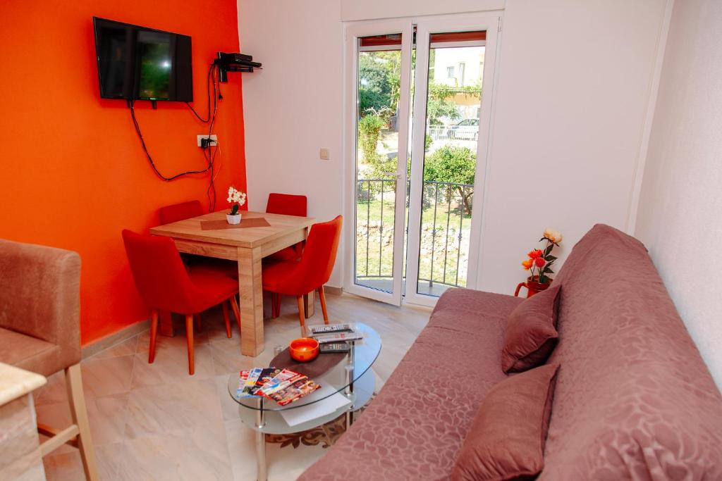 TV a/nebo společenská místnost v ubytování Apartmani Mozaici