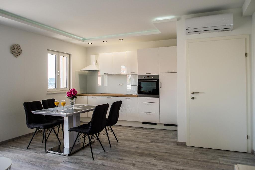Kuchyňa alebo kuchynka v ubytovaní Solin apartments Praetorium