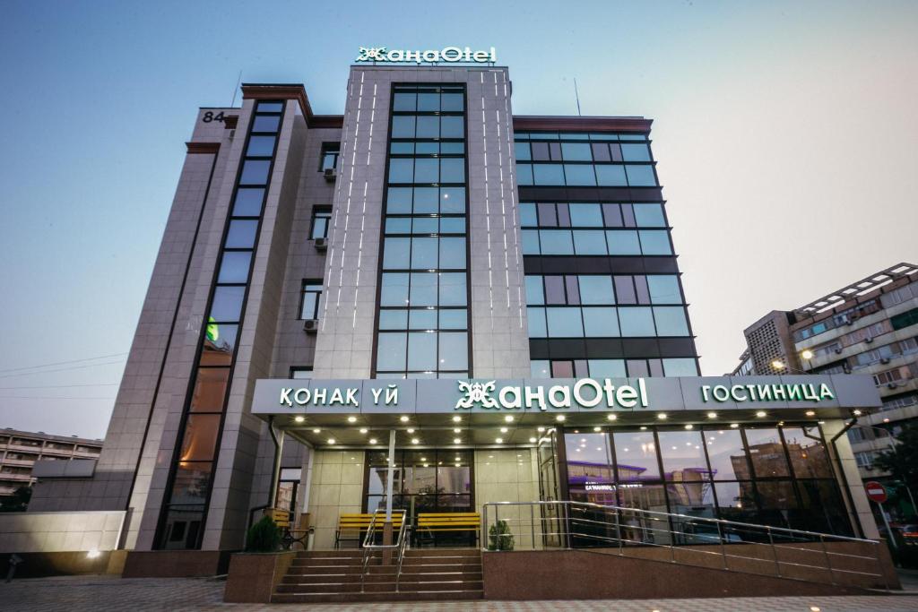 ein Gebäude mit einem Schild, das Kazakhw-Krankenhaus liest in der Unterkunft ZhanaOtel Hotel in Aqtau