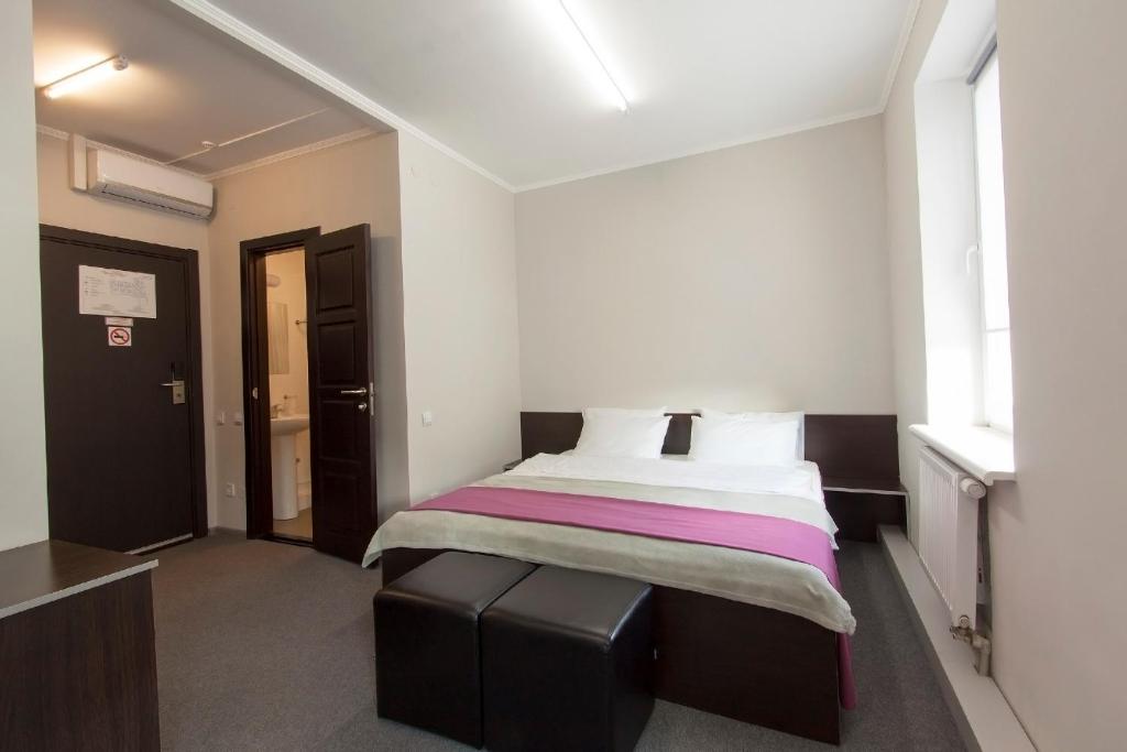 Hotel Dolynskiy tesisinde bir odada yatak veya yataklar