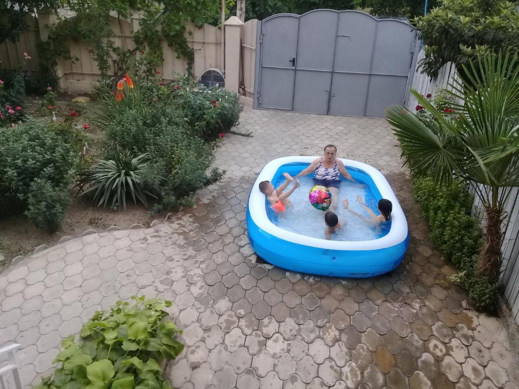 Bazén v ubytování Boutique Hotel Eco-House Tbilisi nebo v jeho okolí
