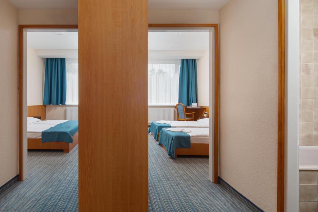 Cama o camas de una habitación en Benczur Hotel