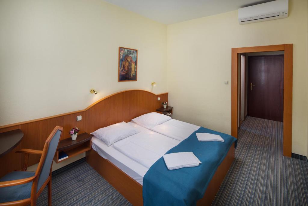 Cama o camas de una habitación en Benczur Hotel