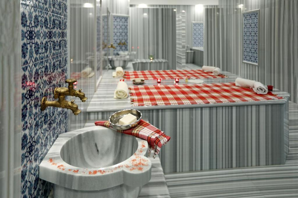 A bathroom at Merit Grand Mosta Spa Hotel & Casino