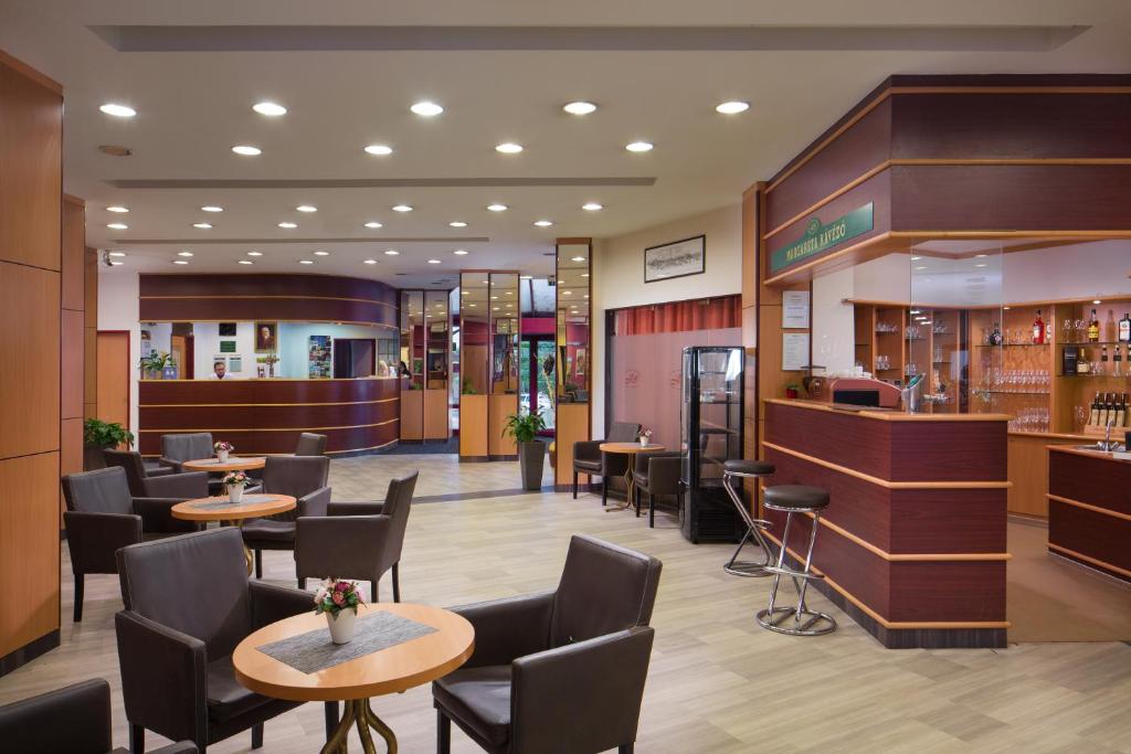 Un restaurante o sitio para comer en Benczur Hotel