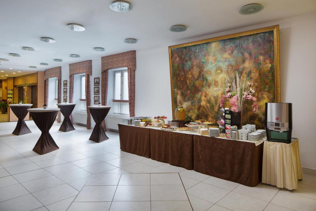 Comida en o cerca de este hotel