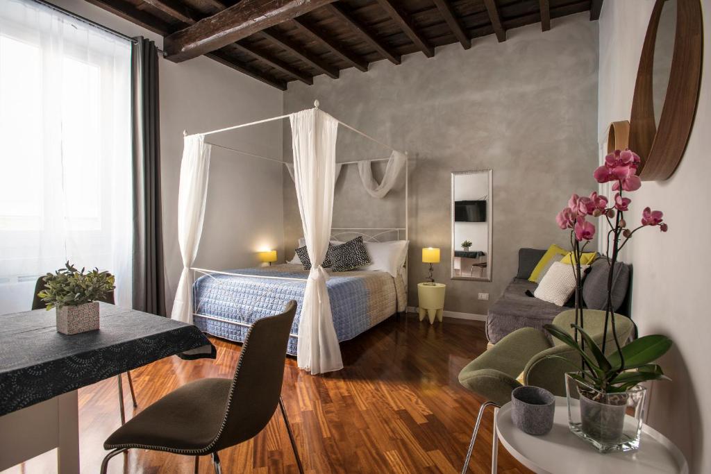 een slaapkamer met een bed en een tafel en stoelen bij Apartment Near Trevi Fountain in Rome