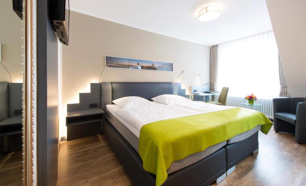 Postel nebo postele na pokoji v ubytování Hotel am Markt