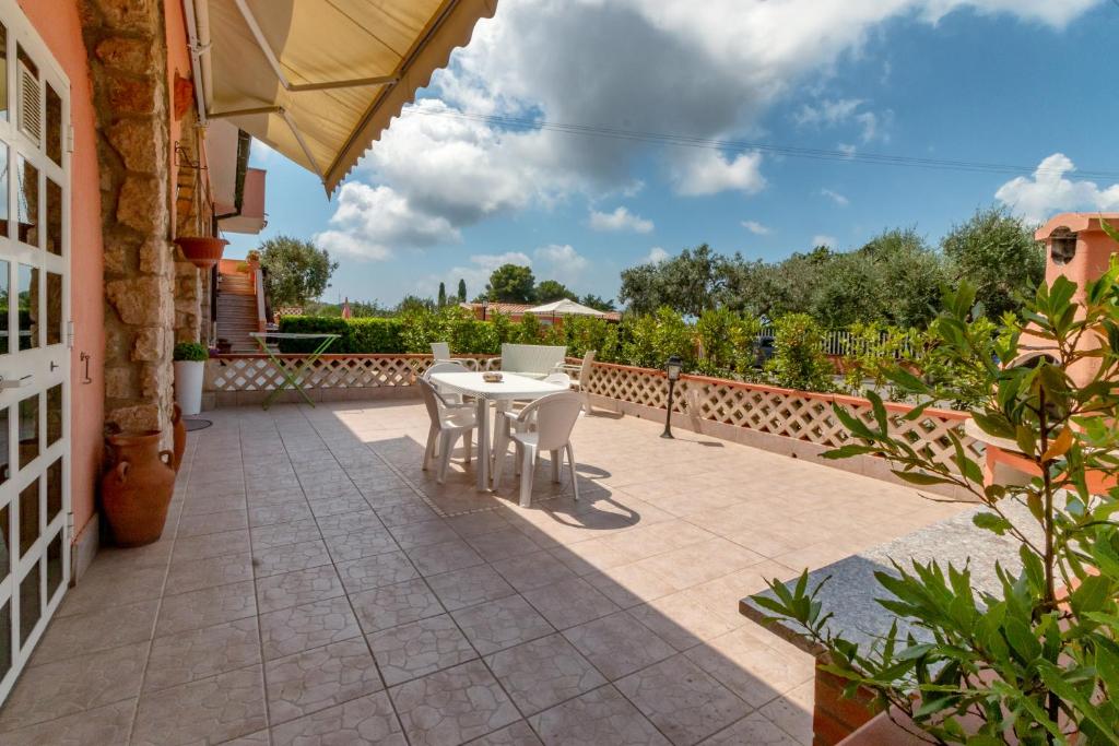 A balcony or terrace at Casale Gli Ulivi