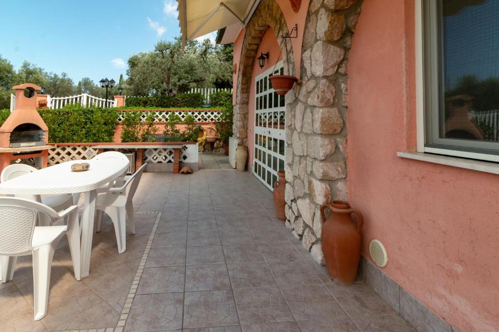 A balcony or terrace at Casale Gli Ulivi