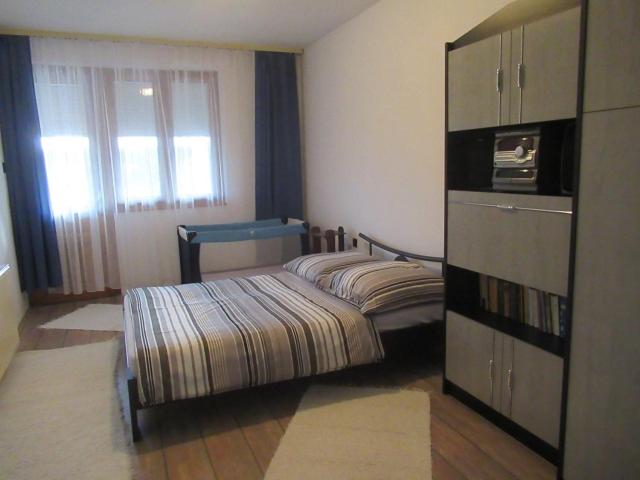 Dormitorio pequeño con cama y vestidor en Katalin apartman en Balatonkeresztúr