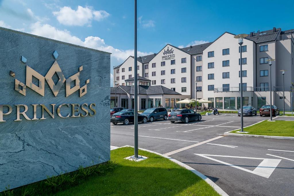 ヤストレバースコにあるHotel Princessのホテル前駐車場の看板