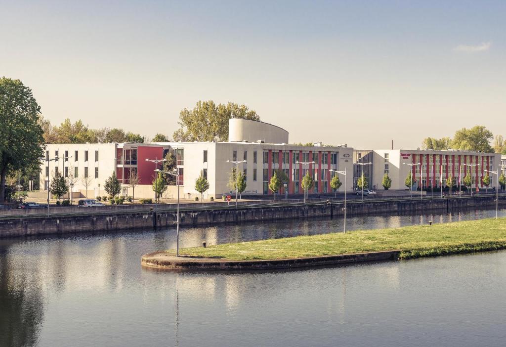 Výhled na řeku, která protéká v blízkosti hotelu