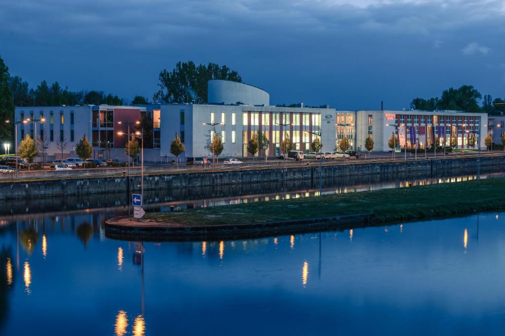 Výhled na řeku, která protéká v blízkosti hotelu