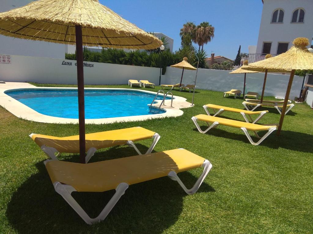 Bazén v ubytovaní Apartamentos Luna de Nerja alebo v jeho blízkosti