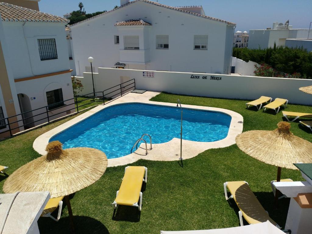 Bazén v ubytovaní Apartamentos Luna de Nerja alebo v jeho blízkosti