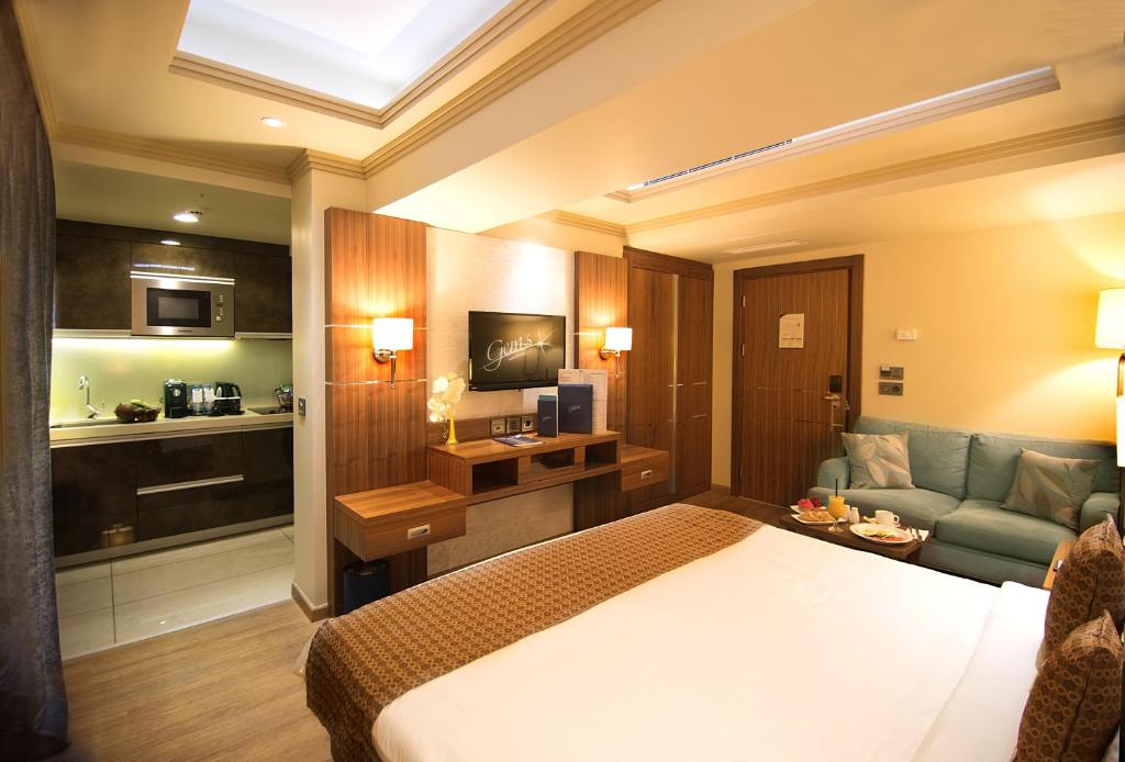 Kuchyň nebo kuchyňský kout v ubytování Gems Hotel