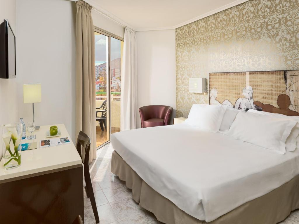 H10 Las Palmeras - Triple Room (2 Adults + 1 Child)