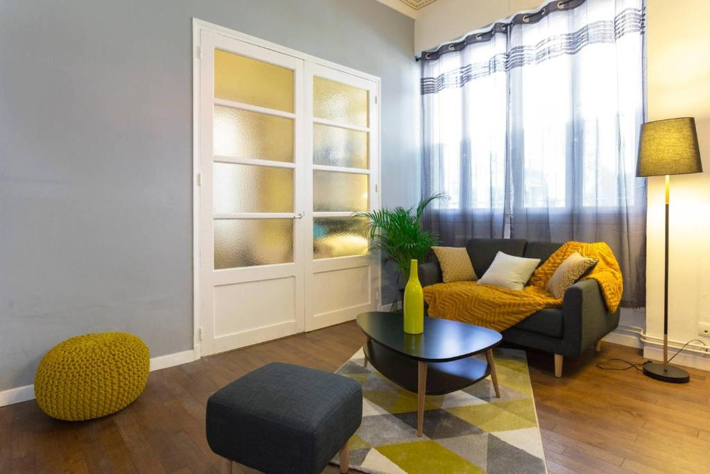 un salon avec un canapé et une table dans l'établissement Au coeur du centre historique, à Avignon