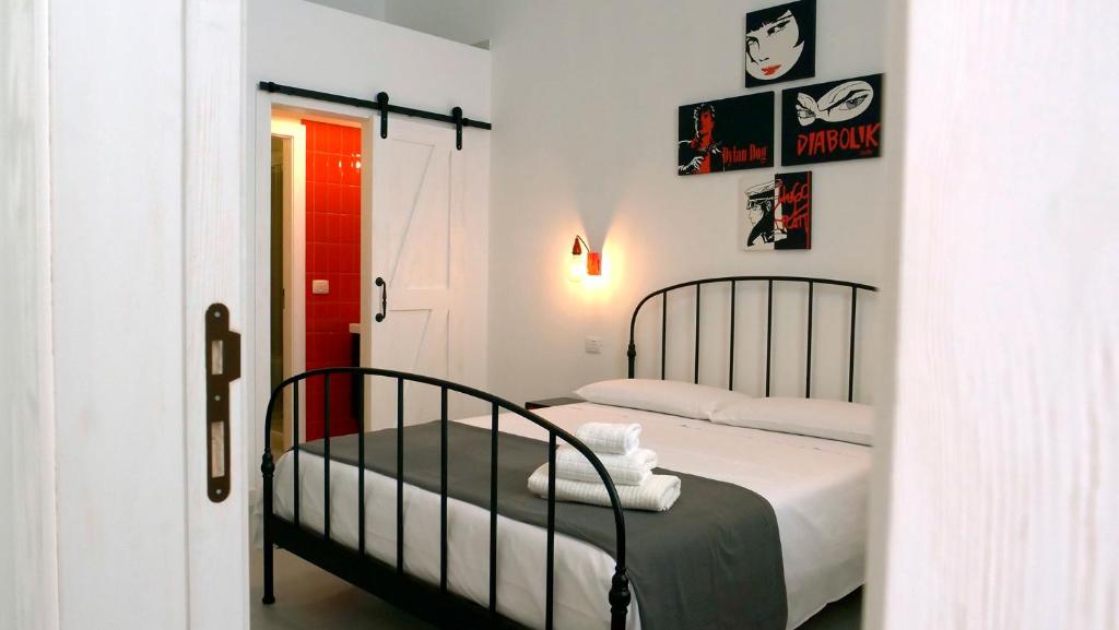 una camera con due letti e una porta rossa di Cardìlle Apartment a Monopoli