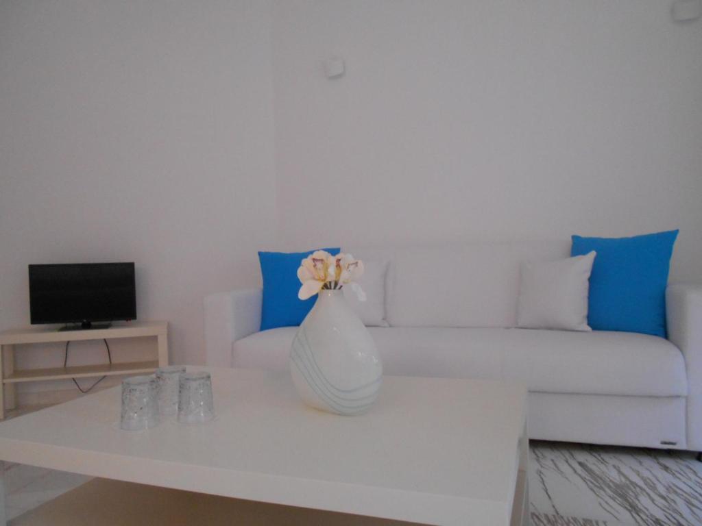 TV a/nebo společenská místnost v ubytování Kinira Beach Hotel