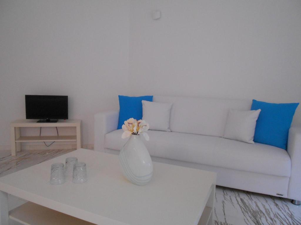 TV a/nebo společenská místnost v ubytování Kinira Beach Hotel