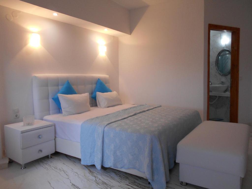 Postel nebo postele na pokoji v ubytování Kinira Beach Hotel