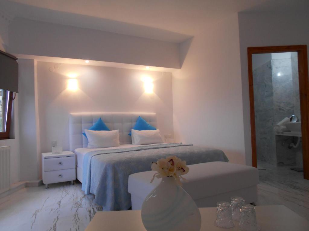 Postel nebo postele na pokoji v ubytování Kinira Beach Hotel