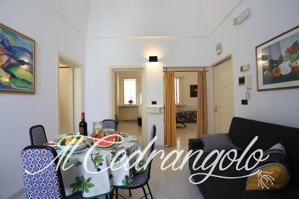 - un salon avec une table et un canapé dans l'établissement Il Cedrangolo House, à Monopoli