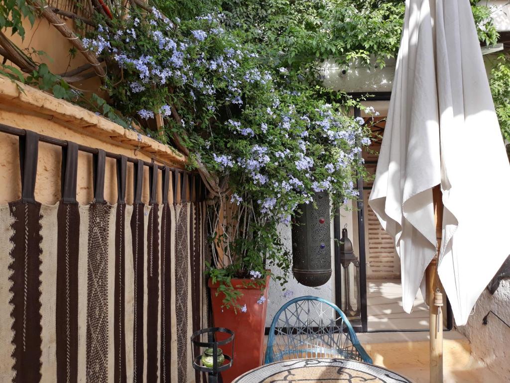 Balkón nebo terasa v ubytování Riad Dar Oulhoum