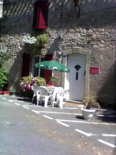 une table et des chaises devant un bâtiment dans l'établissement La maison des vendangeurs, à Trausse