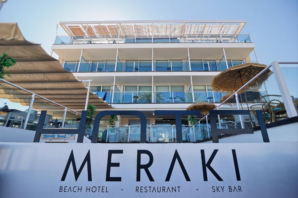un bâtiment avec un panneau indiquant merak resort dans l'établissement Meraki Beach Hotel - Adults Only, à Playa Pobla de Farnals