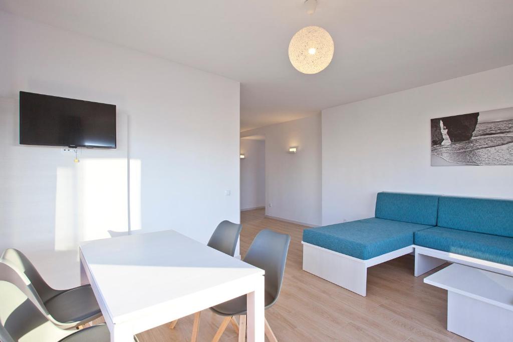 Televízia a/alebo spoločenská miestnosť v ubytovaní BJ Playamar Hotel & Apartamentos