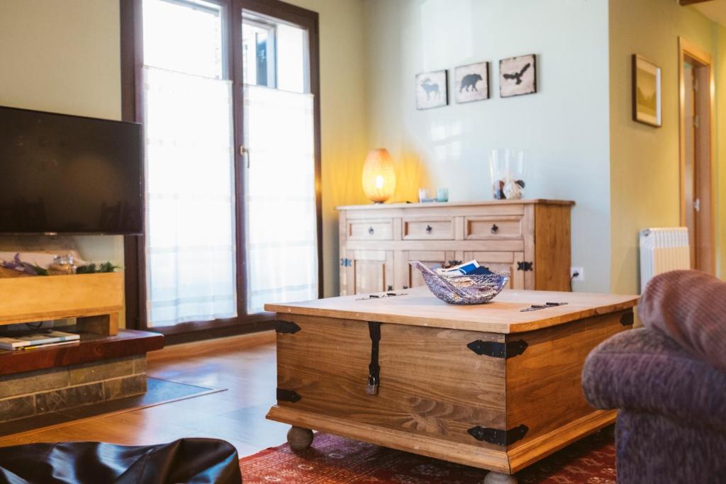 uma sala de estar com um sofá e uma mesa de centro em Apartamento Garona em Les