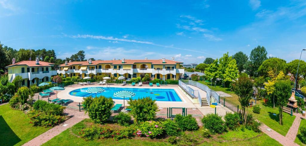 einen Luftblick auf ein Resort mit einem Pool in der Unterkunft Residence Brenta in Bibione