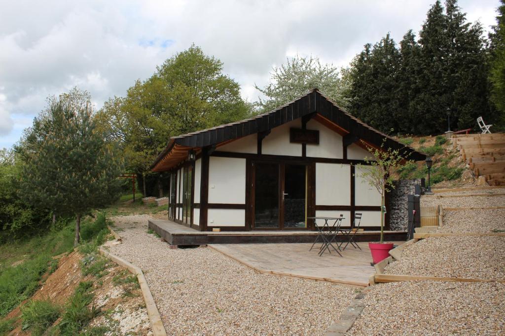 uma pequena casa numa colina com um pátio em Misaka em Jouy-sur-Eure